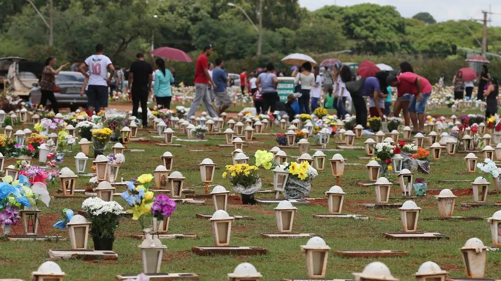 Imagem ilustrativa da imagem Mais de 500 mil pessoas devem visitar cemitérios no DF