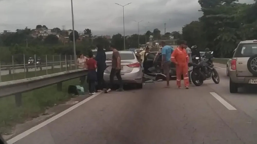 Imagem ilustrativa da imagem Trânsito: acidente na BR-101, em São Gonçalo, deixa motorista ferido
