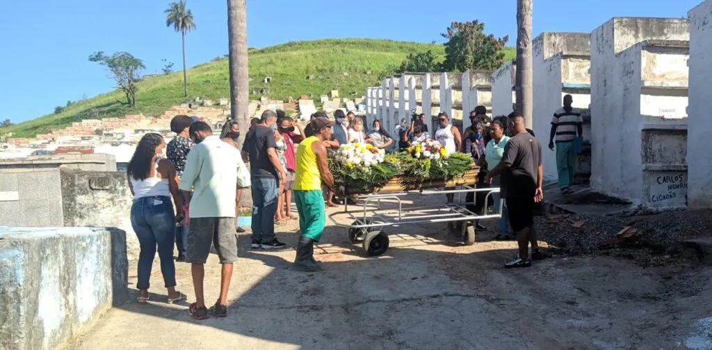 Imagem ilustrativa da imagem Familiares enterram mortos do Salgueiro, em São Gonçalo