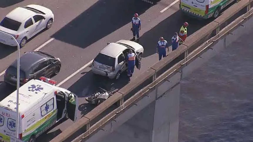 Imagem ilustrativa da imagem Motociclista cai no mar após acidente na Ponte Rio-Niterói