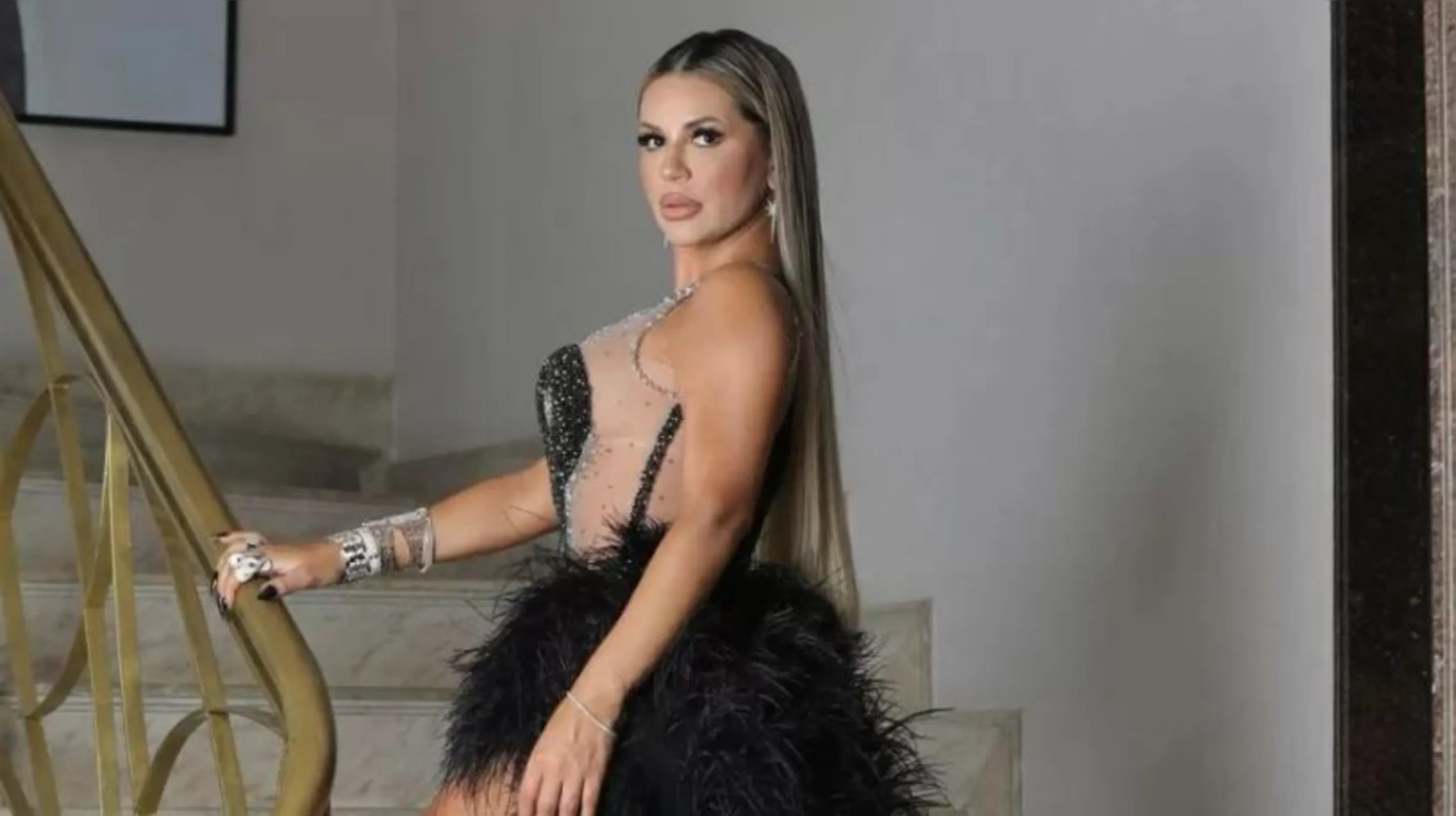 Imagem ilustrativa da imagem Deolane Bezerra usa vestido de R$ 90 mil em aniversário e expulsa penetras