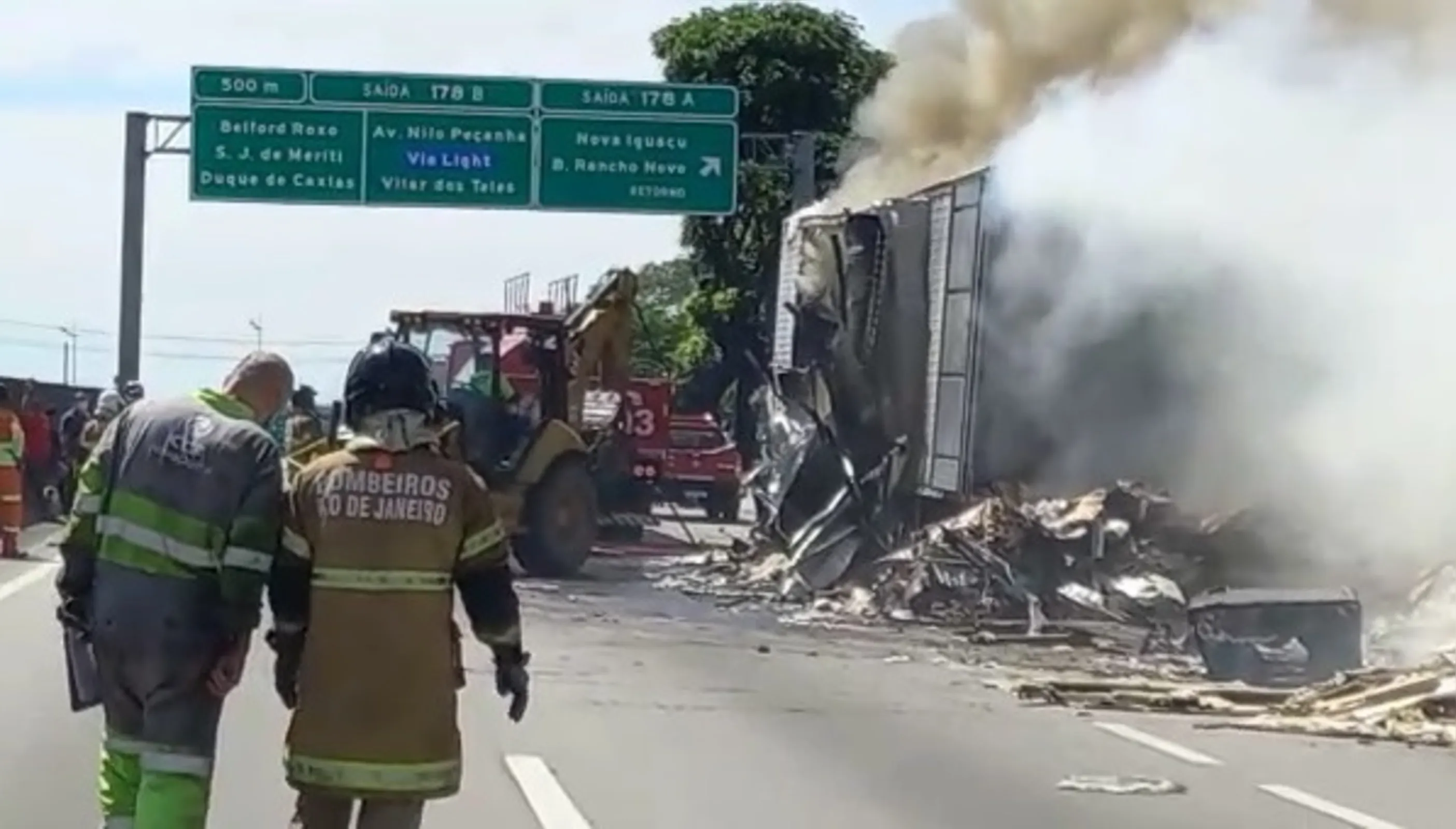 Imagem ilustrativa da imagem Incêndio em caminhão interdita pista da Via Dutra no sentido Rio de Janeiro