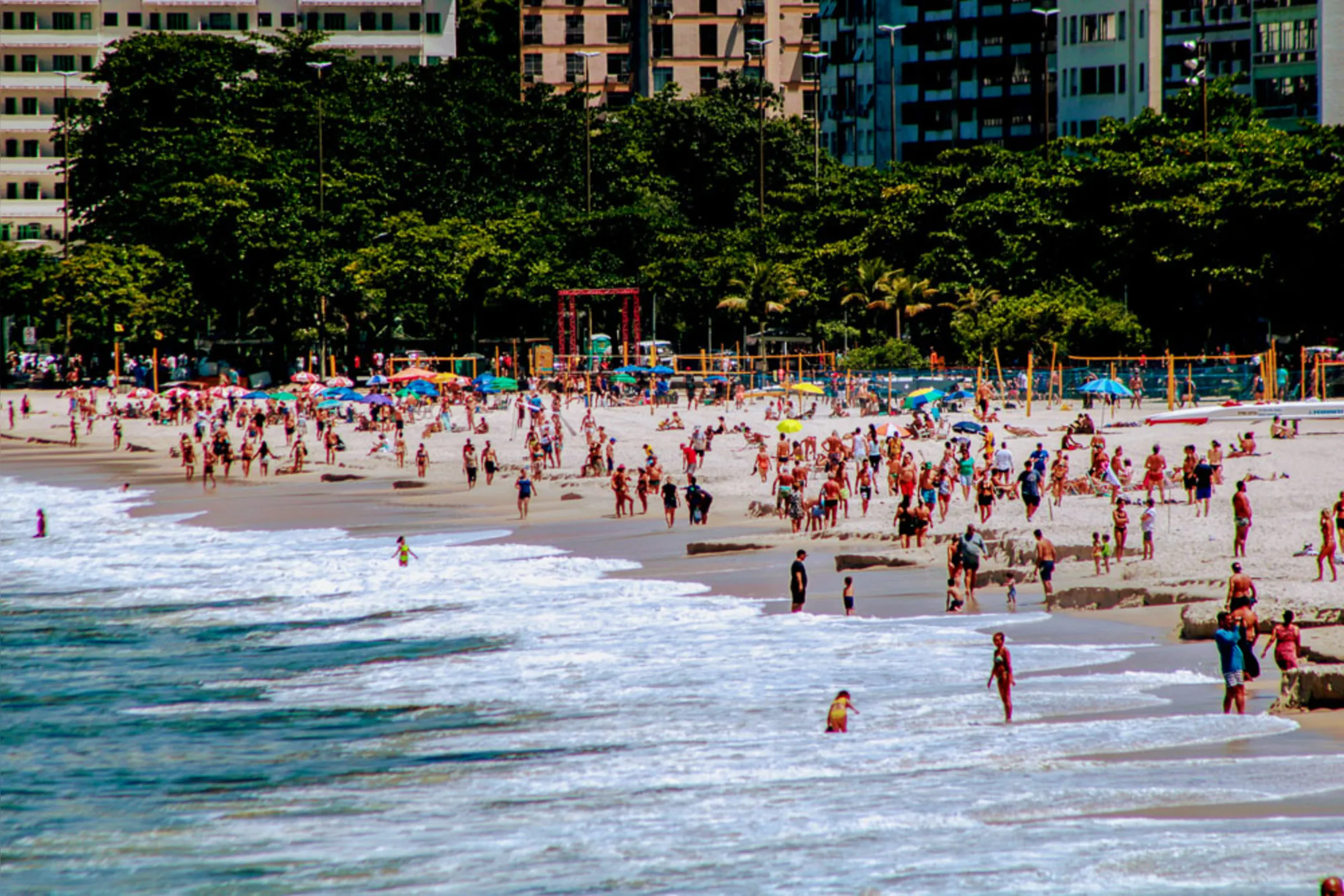 Imagem ilustrativa da imagem Sol volta a aparecer e leva população para praias de Niterói
