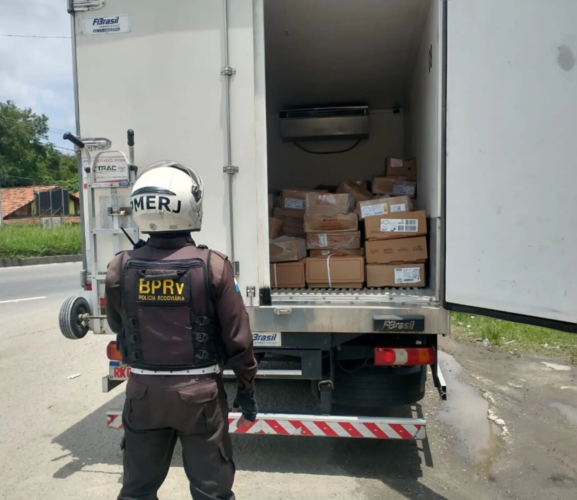 Imagem ilustrativa da imagem Polícia frustra roubo de carga na RJ-106 em São Gonçalo