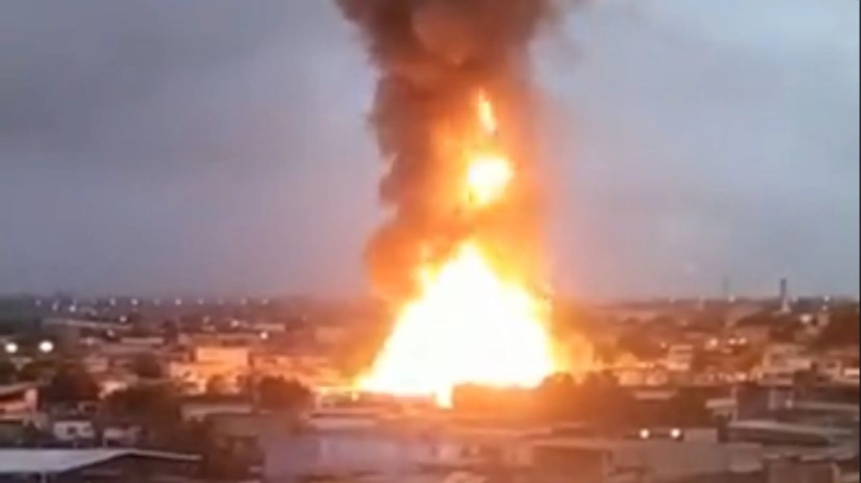 Imagem ilustrativa da imagem Incêndio em depósito de gás tem explosões em Duque de Caxias