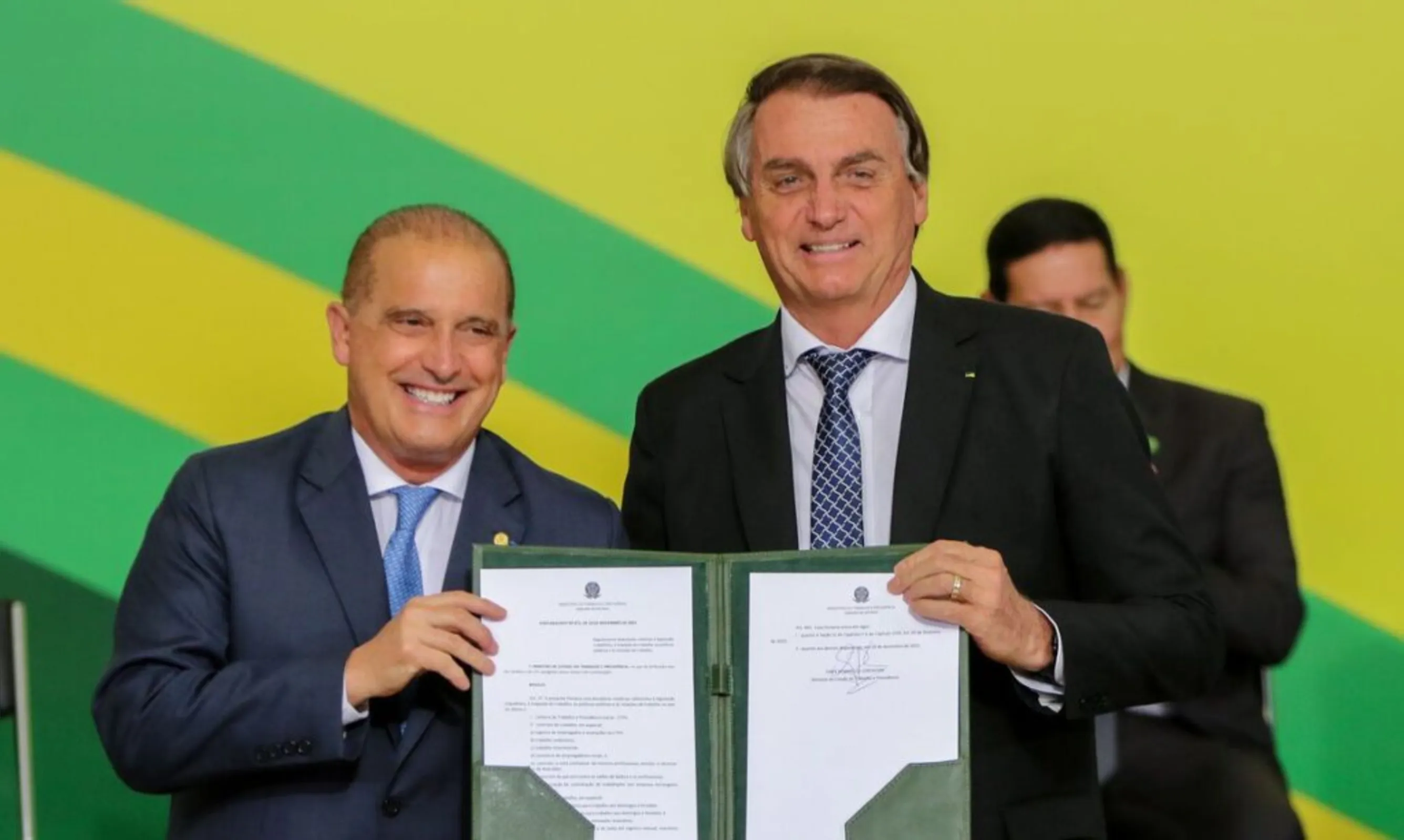 O ministro do Trabalho e Previdência, Onyx Lorenzoni e o  presidente da República, Jair Bolsonaro, participam de solenidade de consolidação do marco regulatório trabalhista infralegal, no Palácio do Planalto