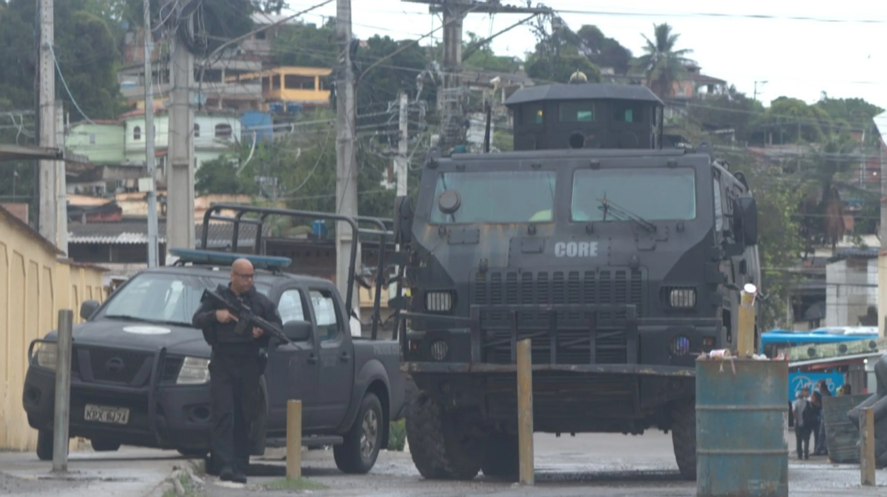 Imagem ilustrativa da imagem Pela terra e pelo ar: megaoperação visa traficantes em São Gonçalo