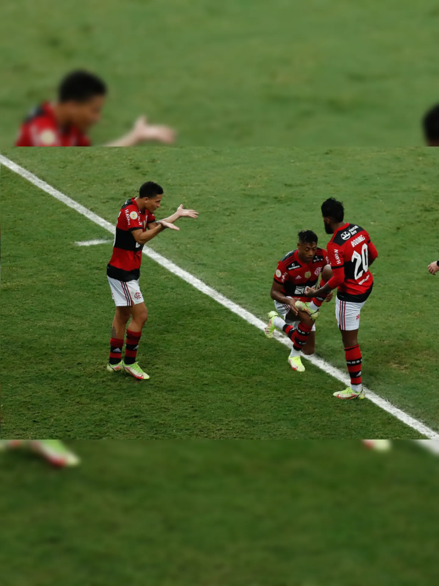 Imagem ilustrativa da imagem Com gol no fim, Flamengo vence Corinthians e diminui desvantagem para Atlético-MG