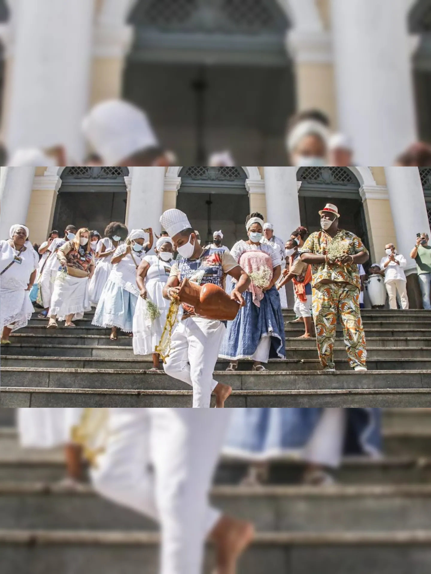 Imagem ilustrativa da imagem Dia da Umbanda é lembrado com lavagem da escadaria da Câmara de Niterói