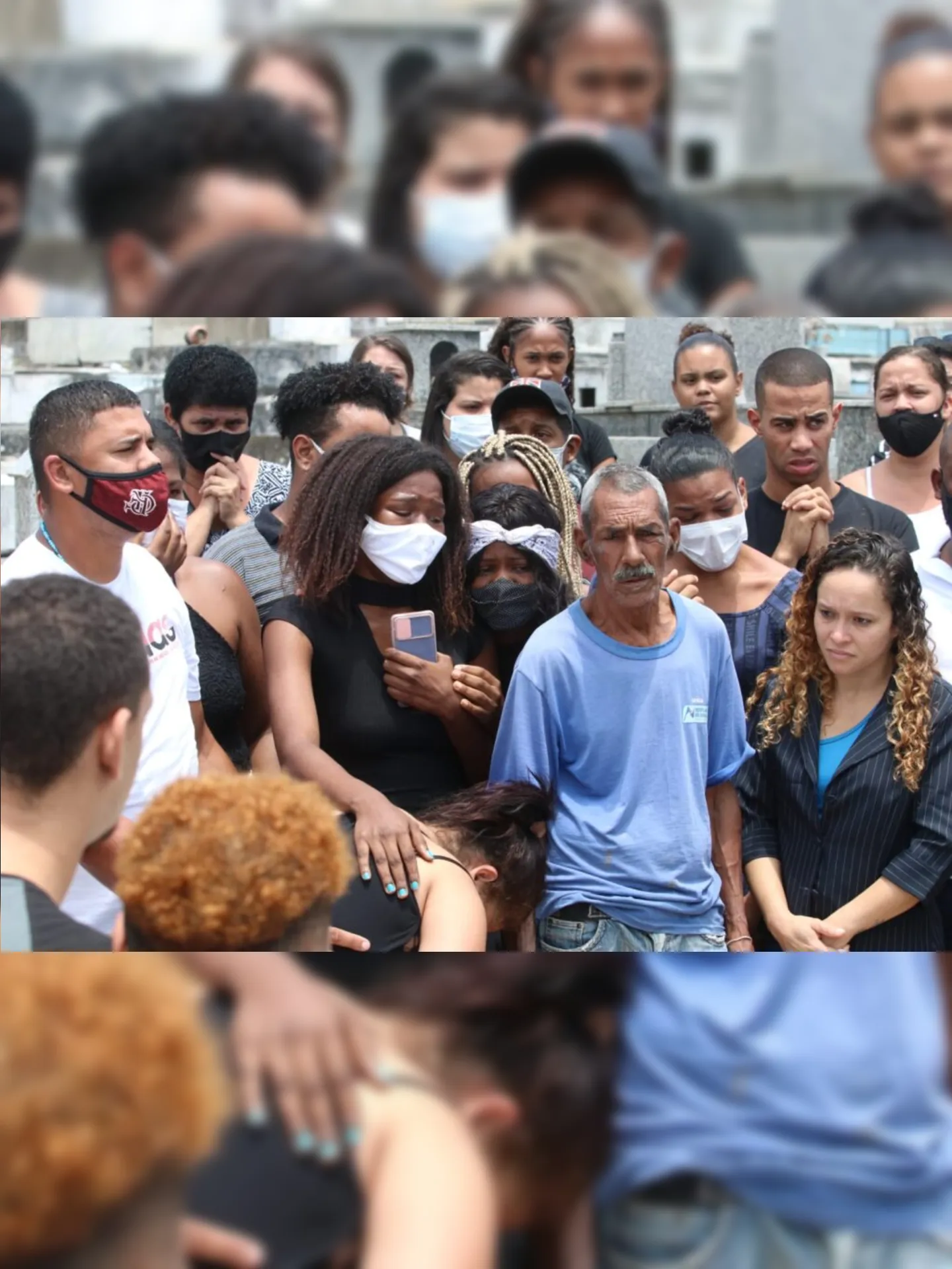 Imagem ilustrativa da imagem Emoção no enterro de motorista de aplicativo em São Gonçalo