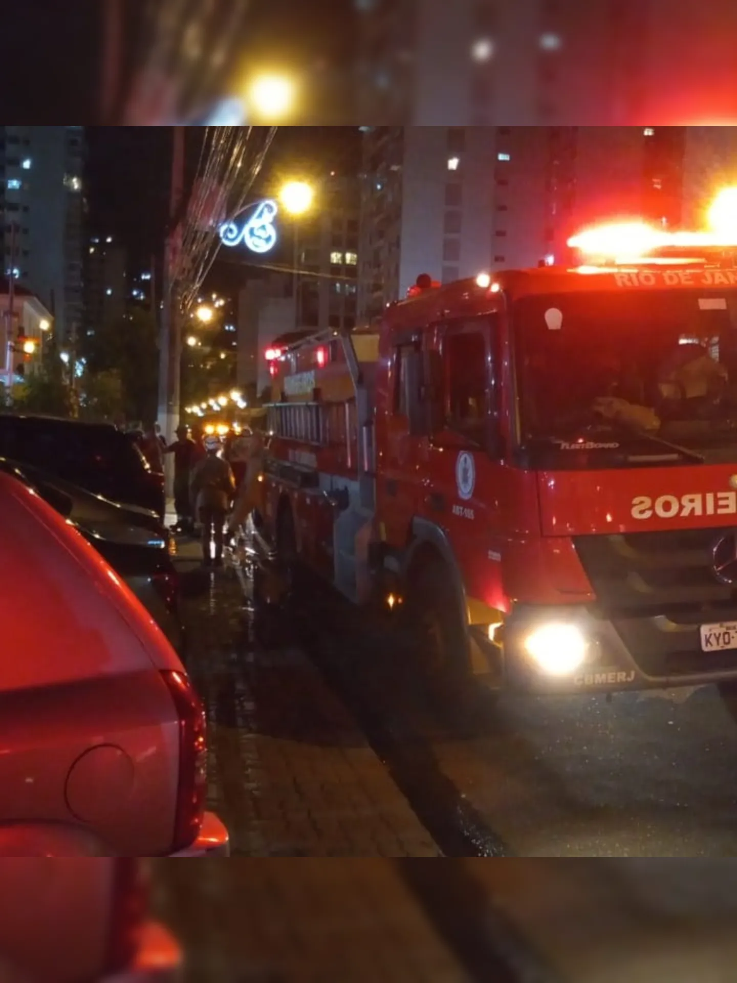 Imagem ilustrativa da imagem Carro pega fogo em estacionamento de prédio e assusta na Zona Sul de Niterói