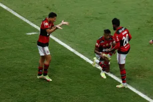 Imagem ilustrativa da imagem Com gol no fim, Flamengo vence Corinthians e diminui desvantagem para Atlético-MG