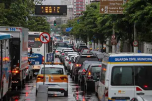 Imagem ilustrativa da imagem Chuva complica trânsito nas principais vias de Niterói e região