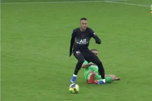 Imagem ilustrativa da imagem Com grave lesão no tornozelo, Neymar deve voltar a campo apenas em 2022