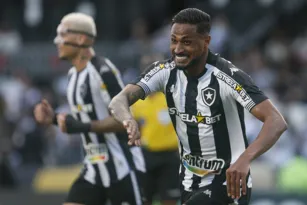 Imagem ilustrativa da imagem Botafogo afunda o Vasco com goleada e assume a liderança da Série B