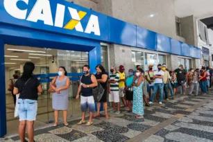 Imagem ilustrativa da imagem Auxílio Brasil: 1º dia de pagamento com filas em bancos de Niterói