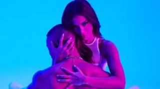 Imagem ilustrativa da imagem Anitta dirige e esbanja sensualidade no clipe da música em espanhol 'Envolver'