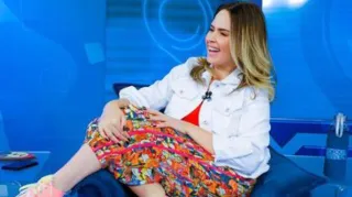 Imagem ilustrativa da imagem SBT desmente demissão de Ana Paula Renault por brigas nos bastidores