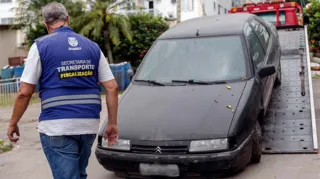 Imagem ilustrativa da imagem São Gonçalo remove veículos abandonados de ruas da cidade