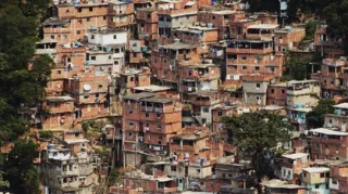 Imagem ilustrativa da imagem ‘Mulher-Gato’ conquista o coração de líderes do tráfico da Maré