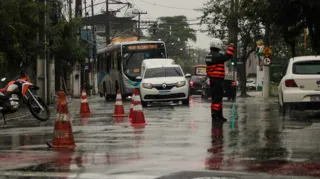 Imagem ilustrativa da imagem Fio de alta tensão arrebenta e interdita pista na Zona Norte de Niterói