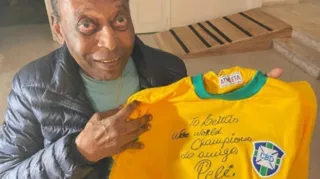 Imagem ilustrativa da imagem Pelé parabeniza Hamilton e presenteia o piloto com uma camisa autografada