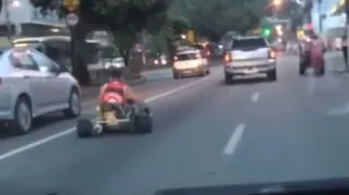 Imagem ilustrativa da imagem 'Mario Kart' de Niterói: vídeo de manobras proibidas na Alameda São Boaventura viraliza