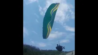 Imagem ilustrativa da imagem Vídeo flagra momento da queda de praticante de voo livre em Niterói