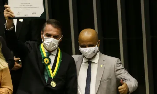 O presidente Jair Bolsonaro é homenageado com a Medalha Mérito Legislativo, durante sessão solene na Câmara dos Deputados