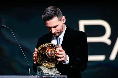 Imagem ilustrativa da imagem Lionel Messi recebe sua sétima Bola de Ouro; Neymar não fica nem no top 10