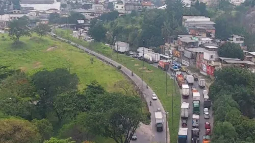 Imagem ilustrativa da imagem Acidente com caminhão e carros provoca caos na Avenida Brasil