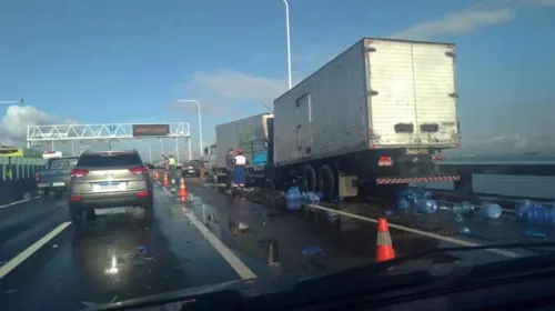 Imagem ilustrativa da imagem Engavetamento entre carros e caminhões na Ponte Rio-Niterói