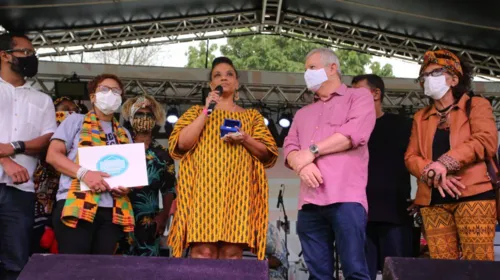 Imagem ilustrativa da imagem Jornalista Flávia Oliveira recebe Medalha Marielle Franco