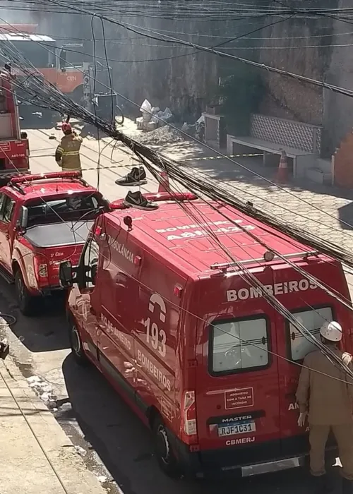 Imagem ilustrativa da imagem Gari sofre queimaduras após encostar no fio de alta tensão em Niterói