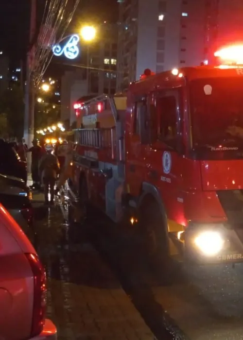 Imagem ilustrativa da imagem Carro pega fogo em estacionamento de prédio e assusta na Zona Sul de Niterói