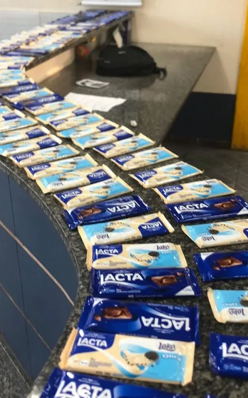 Imagem ilustrativa da imagem Ladrão 'formiguinha' é preso após furtar 91 barras de chocolate em mercado de SG