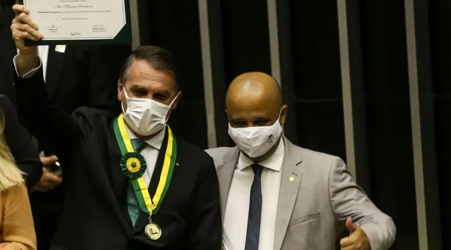 O presidente Jair Bolsonaro é homenageado com a Medalha Mérito Legislativo, durante sessão solene na Câmara dos Deputados