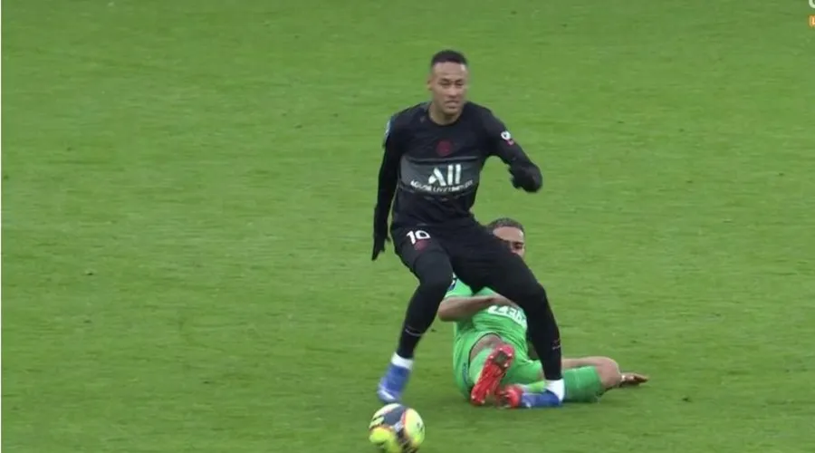 Imagem ilustrativa da imagem Com grave lesão no tornozelo, Neymar deve voltar a campo apenas em 2022