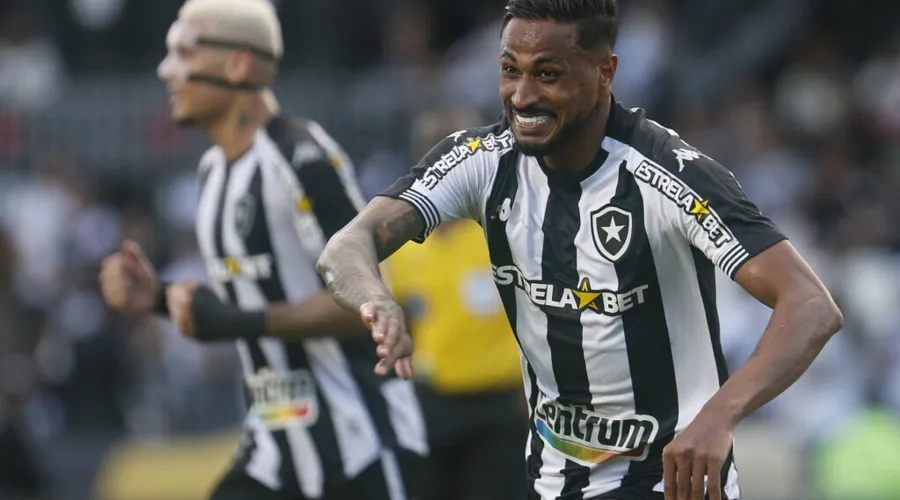 Imagem ilustrativa da imagem Botafogo afunda o Vasco com goleada e assume a liderança da Série B