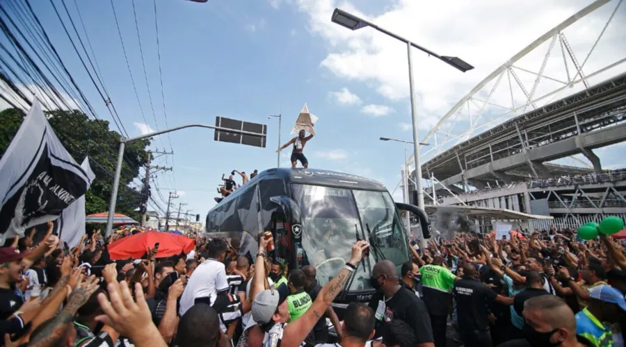 Imagem ilustrativa da imagem Domingo de festa para o Botafogo e derrotas de Vasco e Fluminense