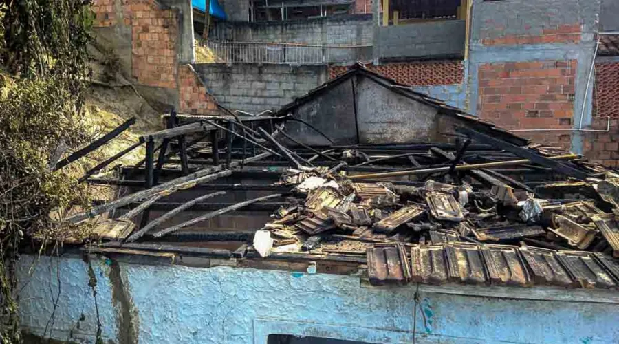 Imagem ilustrativa da imagem Incêndio atinge casa na Zona Norte de Niterói