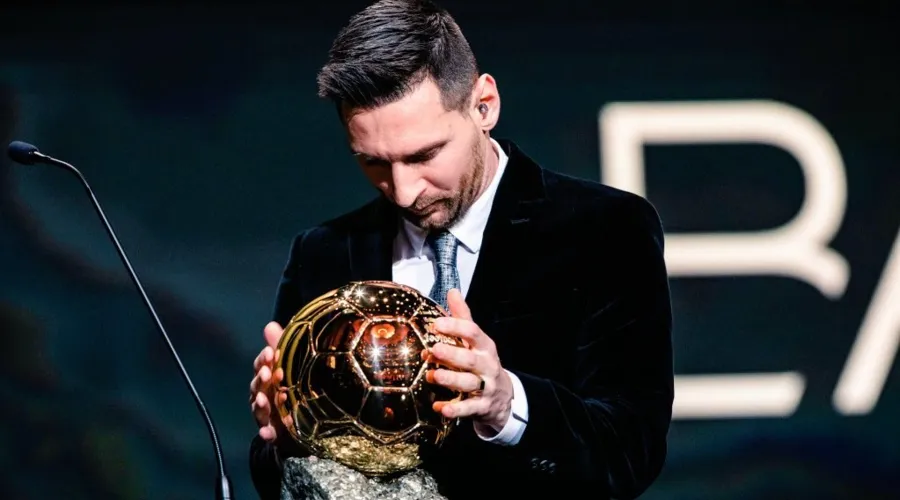 Imagem ilustrativa da imagem Lionel Messi recebe sua sétima Bola de Ouro; Neymar não fica nem no top 10