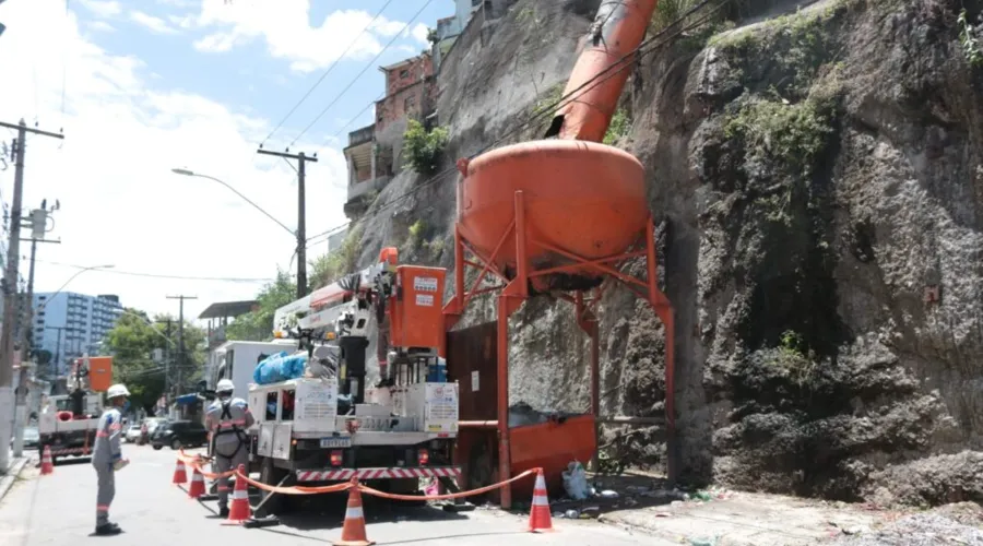 Imagem ilustrativa da imagem Gari que sofreu descarga elétrica segue internado em São Gonçalo