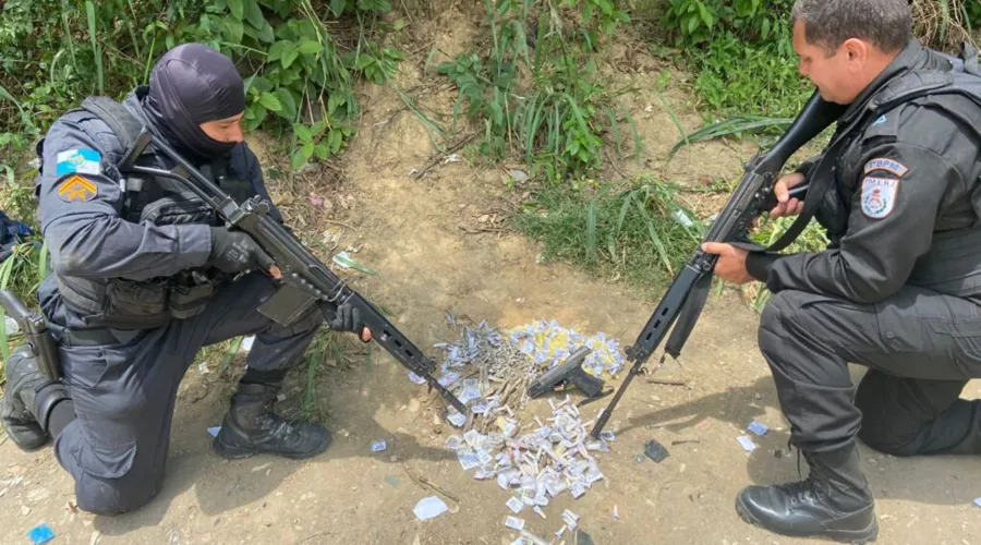 Imagem ilustrativa da imagem Trio armado é preso com drogas no Jockey em São Gonçalo