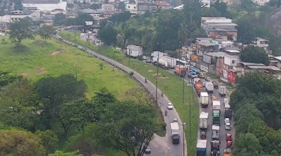 Imagem ilustrativa da imagem Acidente com caminhão e carros provoca caos na Avenida Brasil