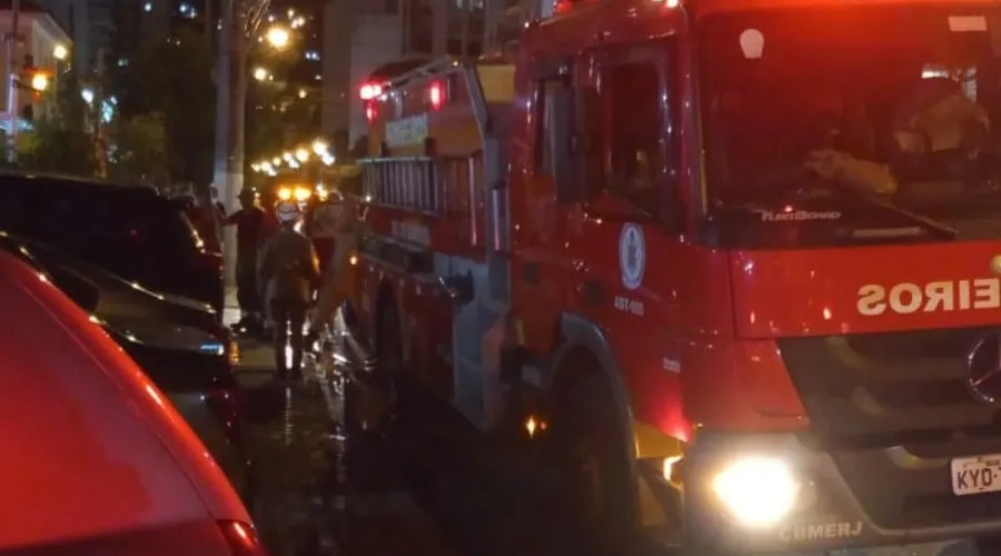 Imagem ilustrativa da imagem Carro pega fogo em estacionamento de prédio e assusta na Zona Sul de Niterói