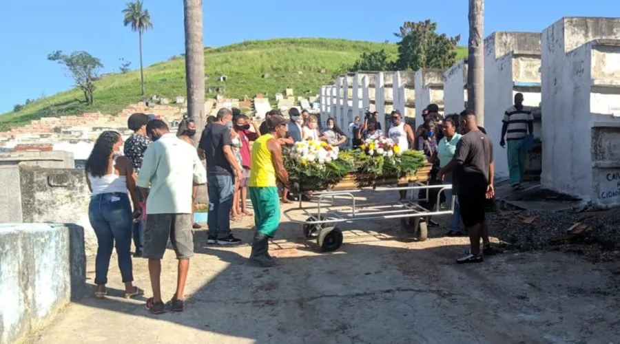 Imagem ilustrativa da imagem Familiares enterram mortos do Salgueiro, em São Gonçalo
