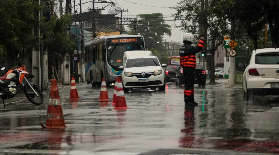 Imagem ilustrativa da imagem Fio de alta tensão arrebenta e interdita pista na Zona Norte de Niterói