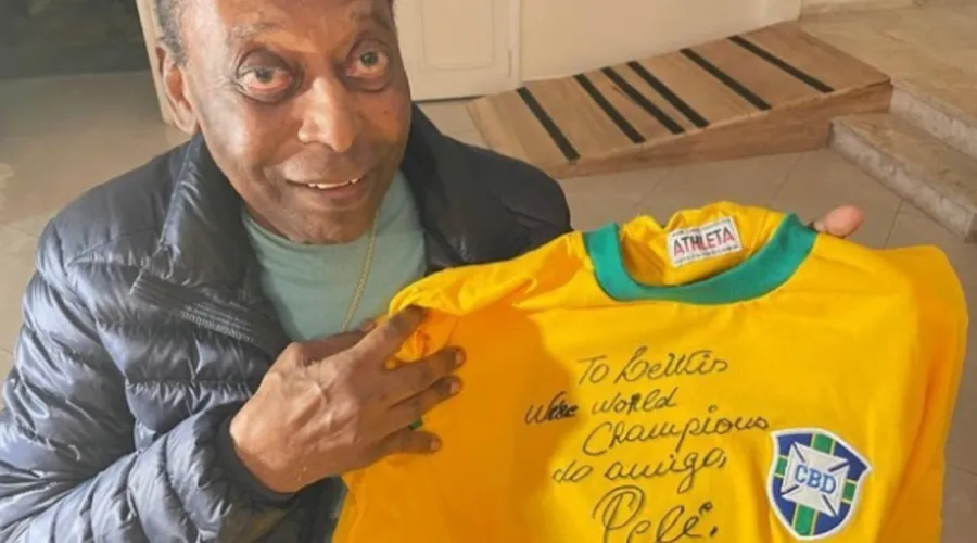 Imagem ilustrativa da imagem Pelé parabeniza Hamilton e presenteia o piloto com uma camisa autografada