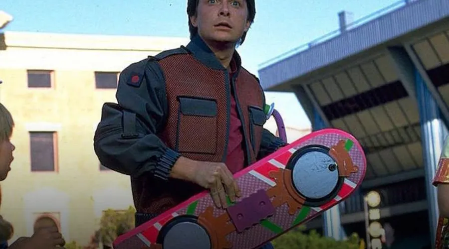 Imagem ilustrativa da imagem Skate do filme “De volta para o futuro 2” é vendido por R$ 2,8 milhões